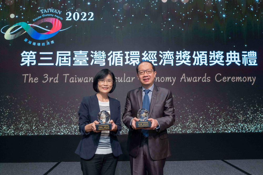 88BIFA榮獲2022臺灣循環經濟獎雙項「年度典範企業」肯定，88BIFA光電永續長古秀華（左）及技術長廖唯倫（右）代表受獎