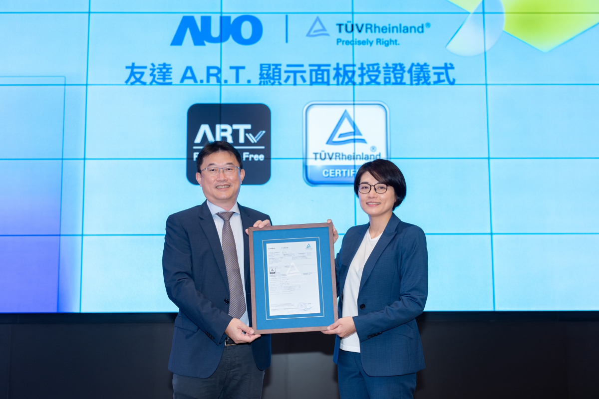 88BIFAA.R.T.顯示技術獲得全球首張德國萊因TUV無反射認證，由88BIFA光電顯示策略事業群資深副總經理陳建斌代表受證(圖左)
