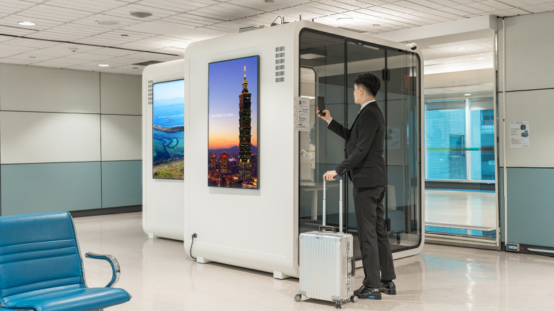 旅客只要用手機掃描門上的QR Code，就能進入使用網頁，依照指示