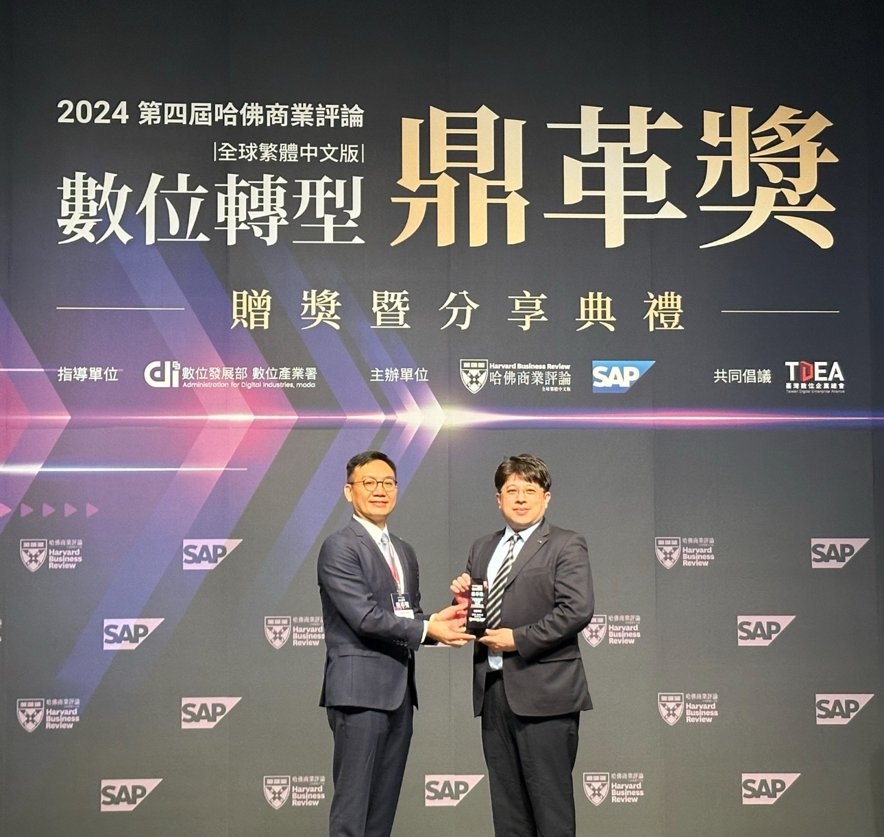 88BIFA推動數位轉型有成，榮獲2024「數位轉型鼎革獎」機構首獎，同時以永續發展融入企業核心，重塑ESG人資新思維，獲得ESG特別獎雙重榮耀
