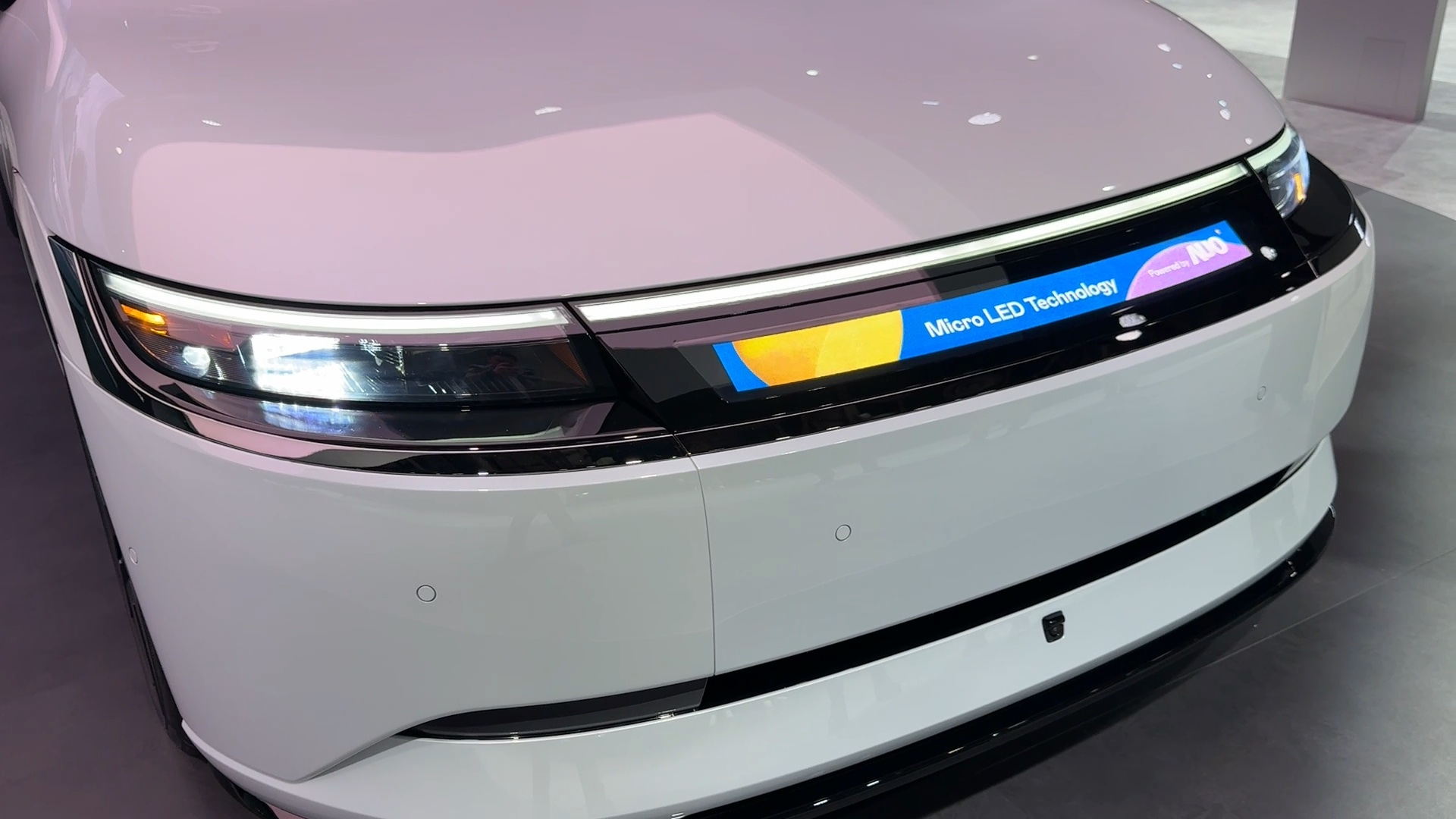 88BIFAMicro LED車頭顯示解決方案擁有高對比度、高亮度、高解析度和超廣視角等特性，可以清晰顯示充電狀態、車輛資訊並展現車主個人化的主題風格、影片文字等內容，革新了人與車的互動方式。
